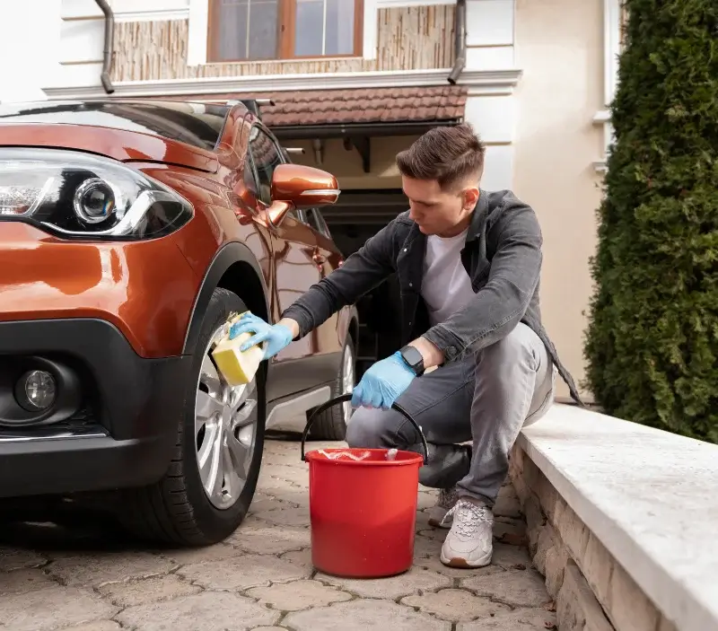 Lavage auto à domicile Villeneuve-en-Retz : professionnel intervenant sur un véhicule